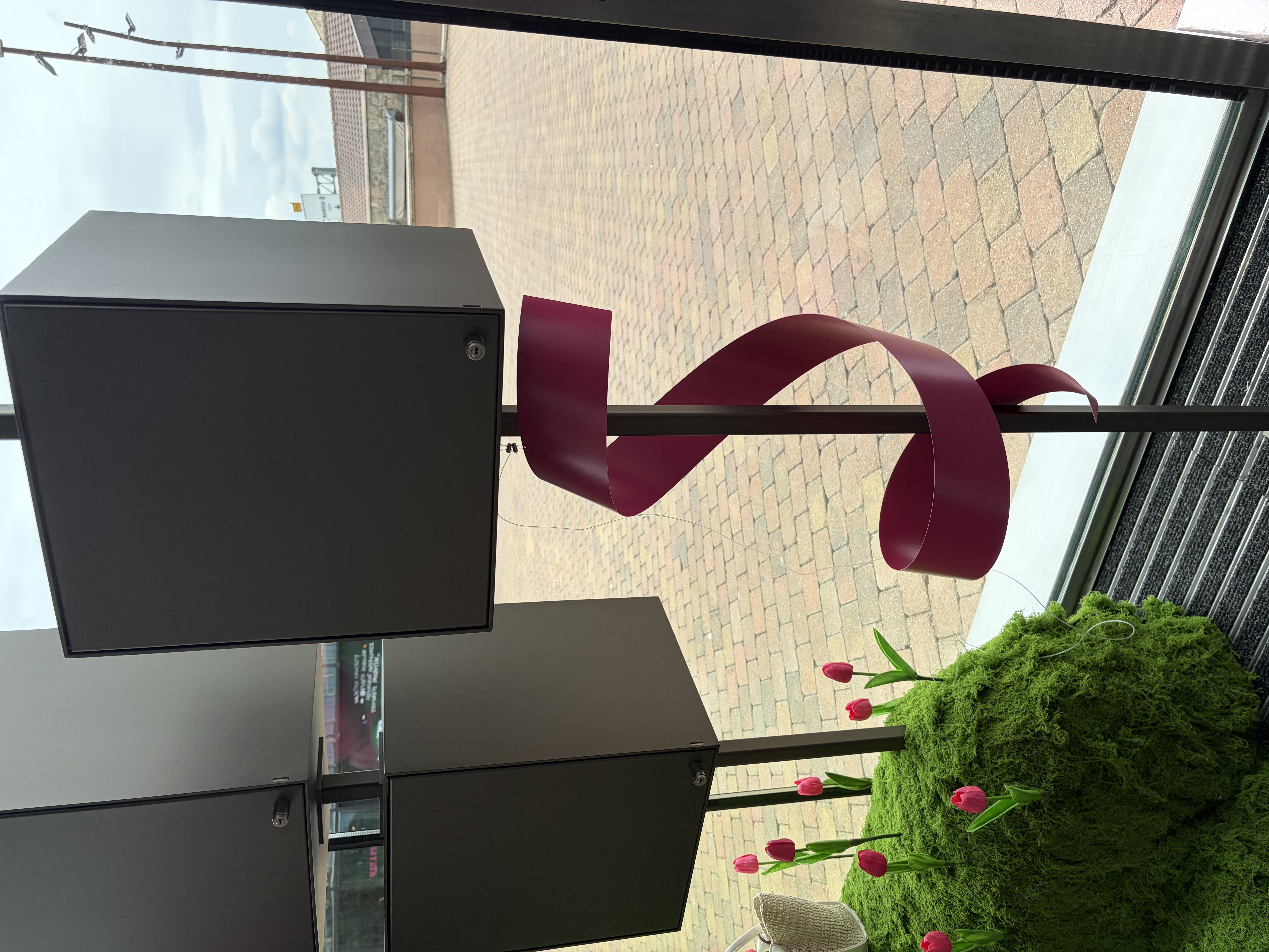 Hermès ribbon tulip display